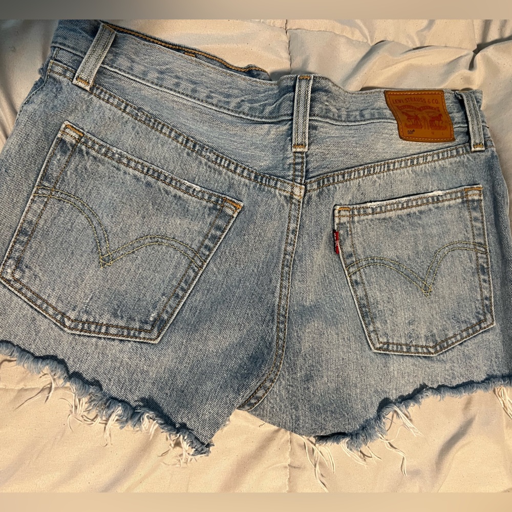 Levi shorts size 28! Super cute!